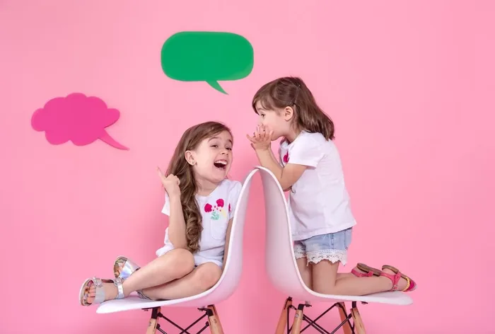 Ilustración de un niño pequeño al que le cuesta arrancar a hablar